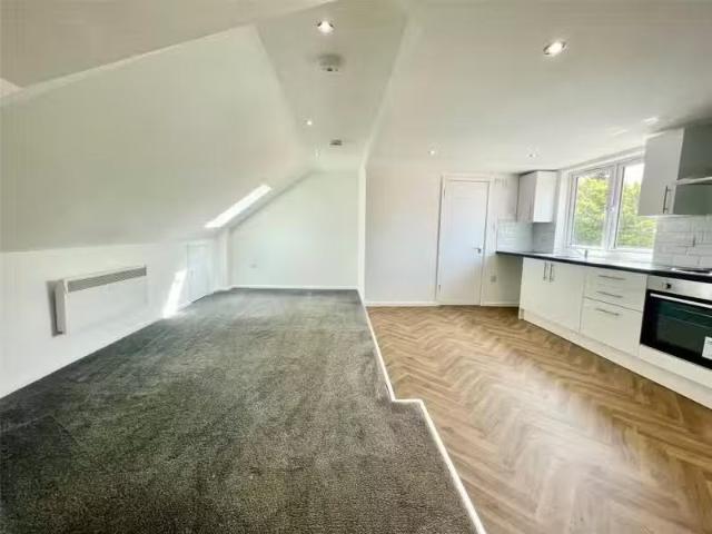 Cheap 1 BA Studio flat for rent in Blackfen Road, Sidcup, Kent.