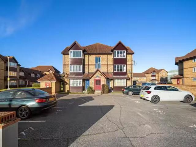 Cozy 1 BA Studio flat for rent in Frobisher Road, Erith, DA8
