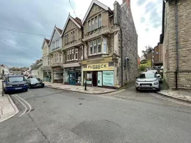 Cozy 1 BA Studio flat for rent in High Street, Swanage, Dorset.