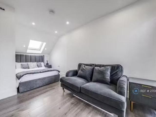 Rental! 1 BA Studio flat for rent in Lynton Road South, Graves.