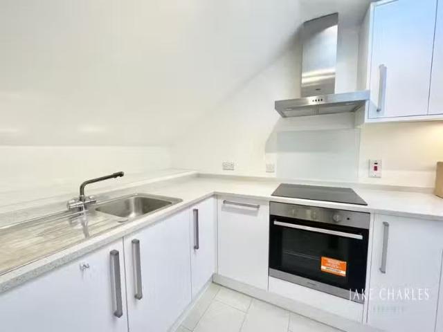 New 1 BA 1 bedroom flat for rent in Oakwood Road, Bricket Wood.
