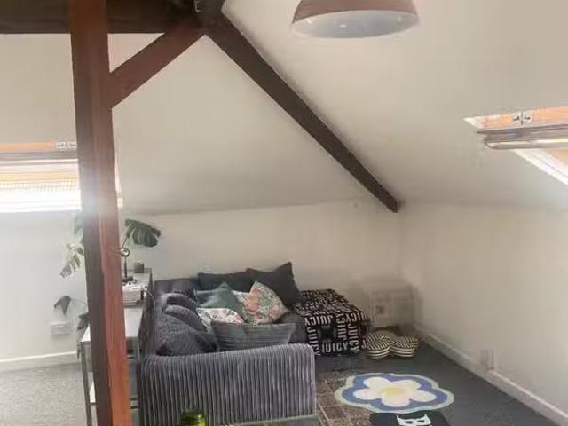 Nice 1 BA 1 bedroom flat for rent in Carnarvon Road, Bristol.
