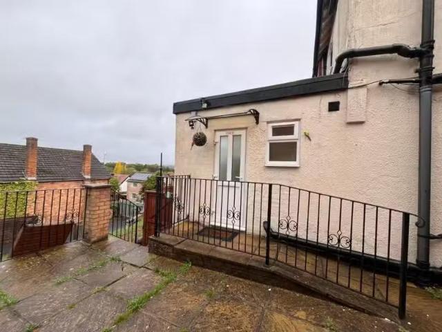 Just in! 1 BA 1 bedroom flat for rent in Ivor Road, Redditch.