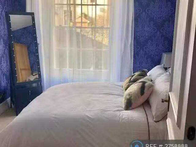 Cheap 1 BA 1 bedroom flat for rent in Princess Victoria Street.