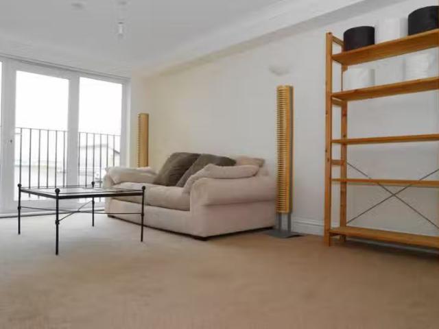 Deal! 1 BA 1 bedroom flat for rent in Ruskin Road, Upper Belve.