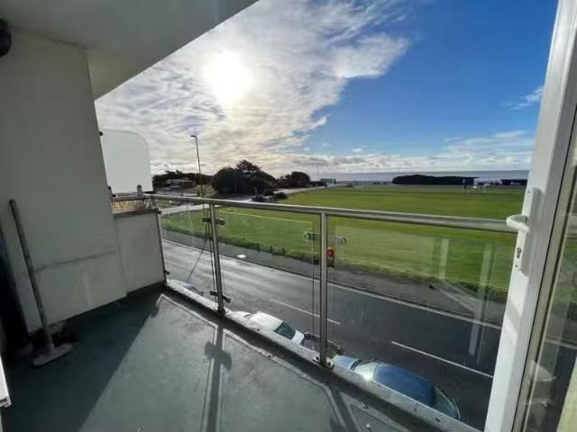 Nice 1 BA 1 bedroom flat for rent in South Terrace, Littlehamp.