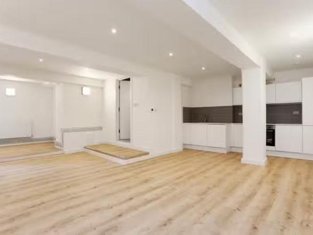 Rental! 1 BA 1 bedroom flat for rent in Tyssen Street, London.