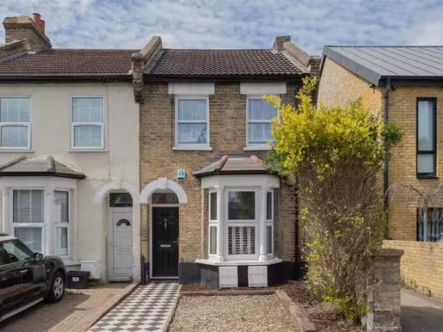 Nice 1 BA 1 bedroom flat for rent in Walpole Road, South Woodf.