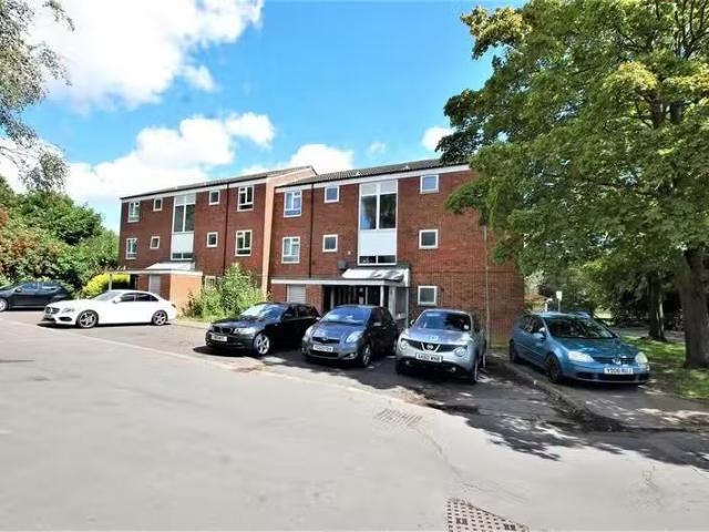 Deal! 1 BA 1 bedroom ground floor flat for rent in Downsfield.