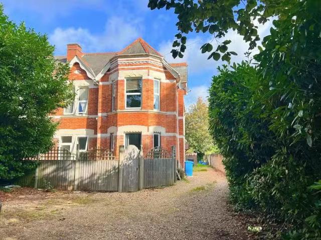 Rental! 1 BA 1 bedroom ground floor flat for rent in Princess.