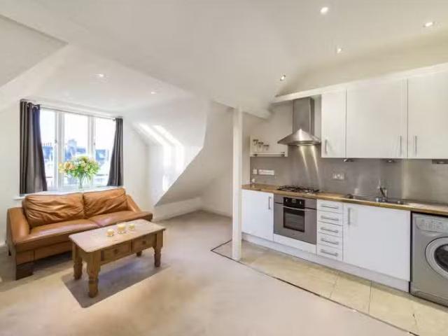 For Rent! 1 BA 1 bedroom property to let in St. Albans Avenue.