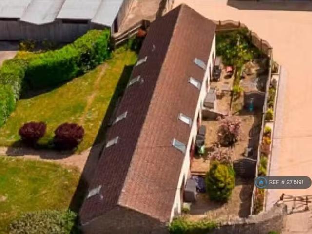 For Rent! 1 BA 2 bedroom terraced house for rent in Brook Farm.