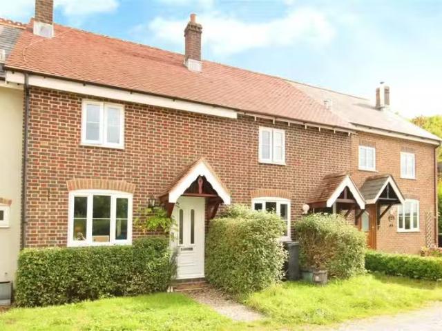 Cozy 1 BA 2 bedroom terraced house for rent in Cattistock Road.