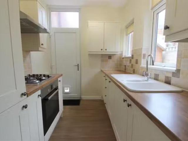 Cheap 1 BA 2 bedroom terraced house for rent in Chelmsford Str.