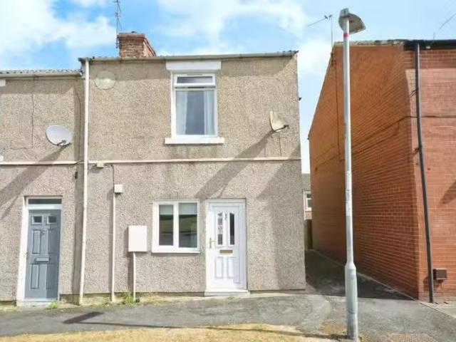 Rental! 1 BA 2 bedroom terraced house for rent in Deanery Cour.