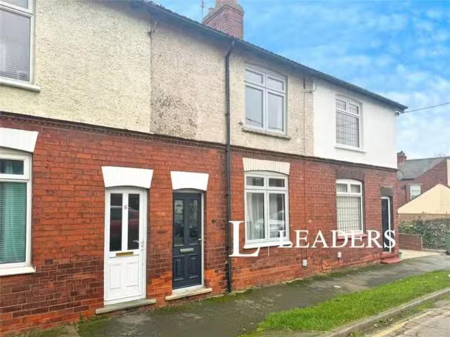 Cheap 1 BA 2 bedroom terraced house for rent in Southfield Roa.