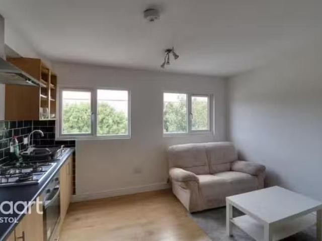 Cozy 1 BA 2 bedroom apartment for rent in Avonmouth Road, Bris.