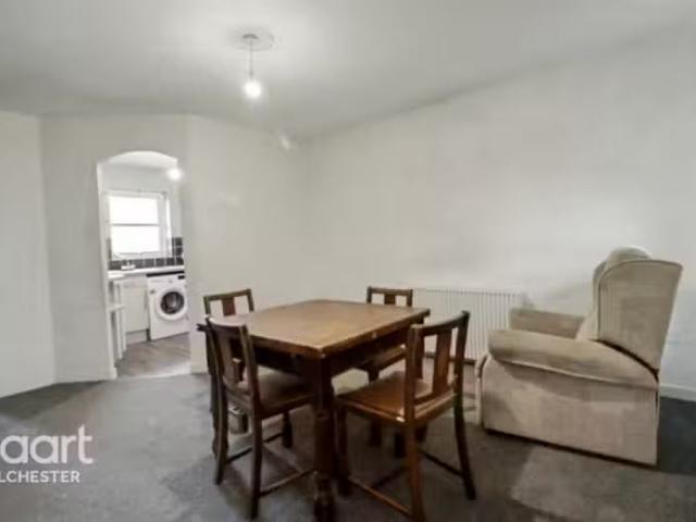 Charming 1 BA 2 bedroom apartment for rent in Hanbury Gardens.