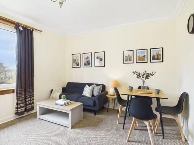 Unique 1 BA 2 bedroom apartment for rent in Moat Street, Edinb.