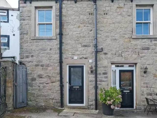 For Rent! 1 BA 2 bedroom apartment for rent in Station Road, B.