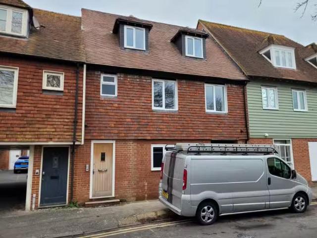 Just in! 1 BA 2 bedroom apartment for rent in Tower Way, Cante.