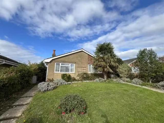 Charming 1 BA 2 bedroom bungalow for rent in Hollymoor Lane, B.
