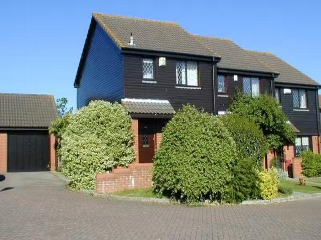 Nice 1 BA 2 bedroom end of terrace house for rent in Windmill.