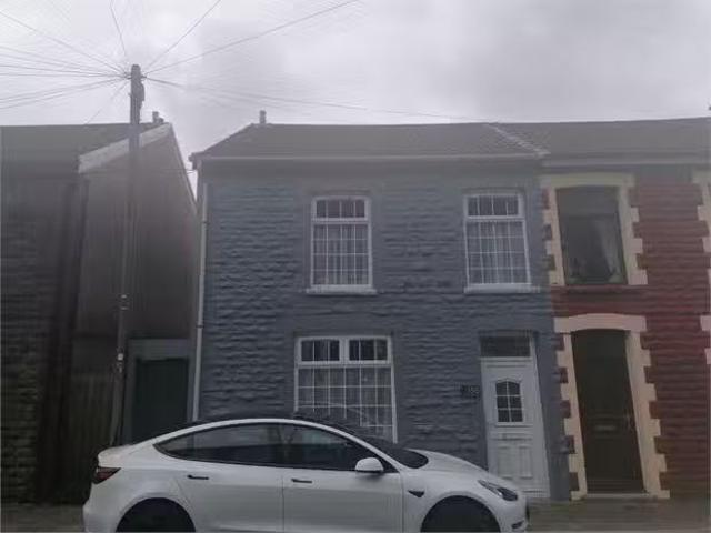 Charming 1 BA 2 bedroom end of terrace house for rent in Ynysc.