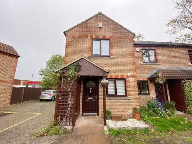 Cozy 1 BA 2 bedroom end of terrace house for rent in River Par.