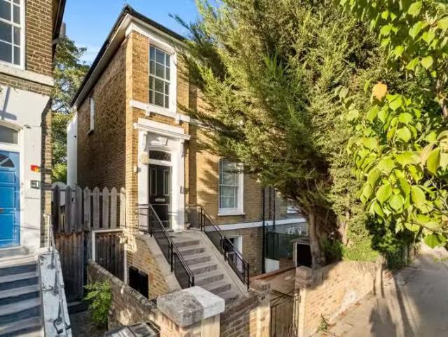 Nice 1 BA 2 bedroom flat for rent in Middleton Road, Dalston, E8