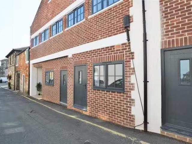 Charming 1 BA 2 bedroom flat for rent in Midsomer mews, The Is.