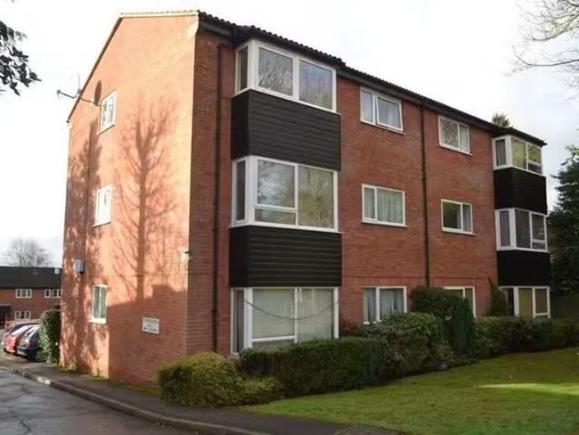 Just in! 1 BA 2 bedroom flat for rent in Milton Road, Harpende.