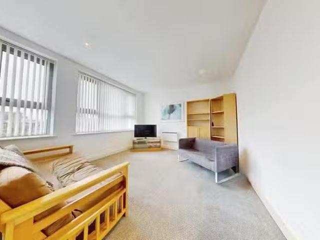 Just in! 1 BA 2 bedroom flat for rent in Mount Stuart Square.