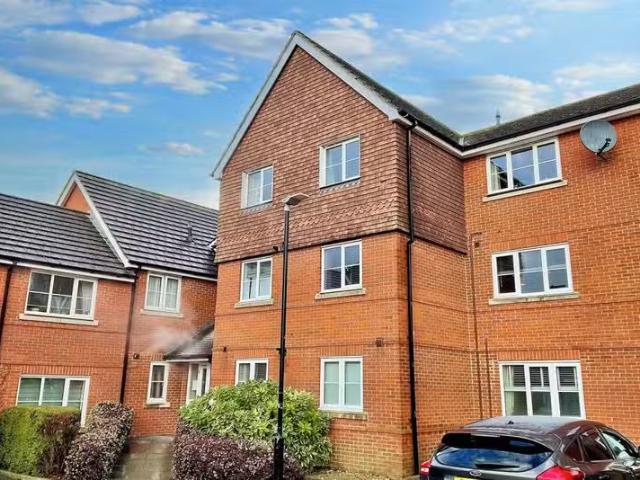 Nice 1 BA 2 bedroom flat for rent in Ardent Road, Whitfield, C.