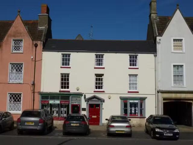 Nice 1 BA 2 bedroom flat for rent in Broad Street, Chipping So.