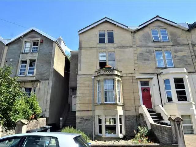 Just in! 1 BA 2 bedroom flat for rent in Eastfield Road, Cotha.