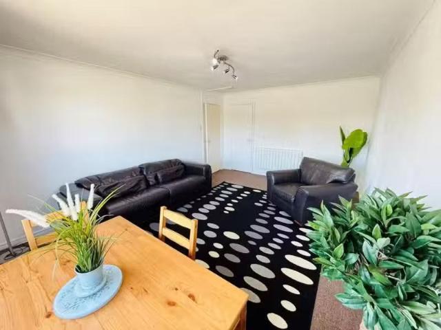 For Rent! 1 BA 2 bedroom flat for rent in Glebe Court, Leaming.