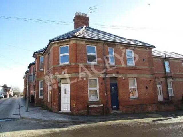 Charming 1 BA 2 bedroom flat for rent in Huish, Yeovil, BA20 1.