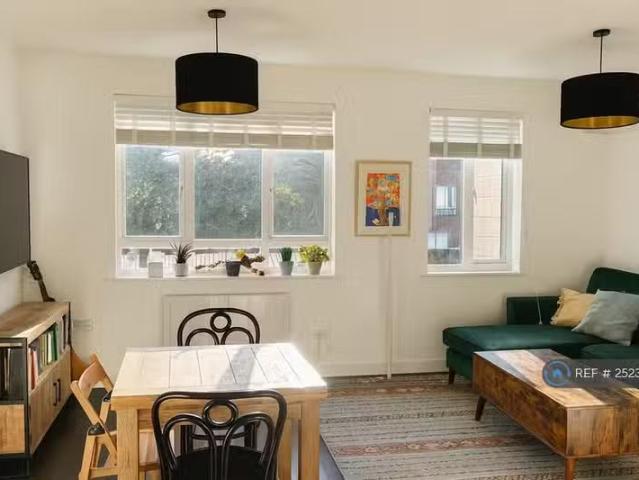 Cheap 1 BA 2 bedroom flat for rent in Holly Street, London, E8