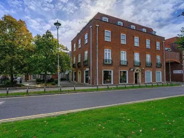 Cheap 1 BA 2 bedroom flat for rent in Howardsgate, Welwyn Gard.