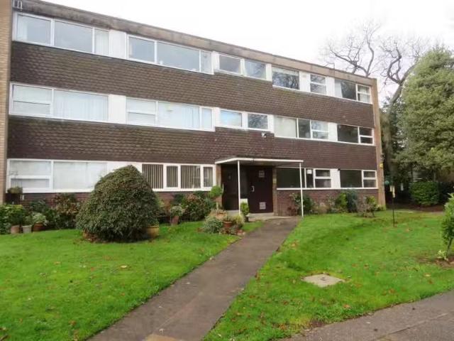Nice 1 BA 2 bedroom flat for rent in Lichfield Road, Sutton Co.