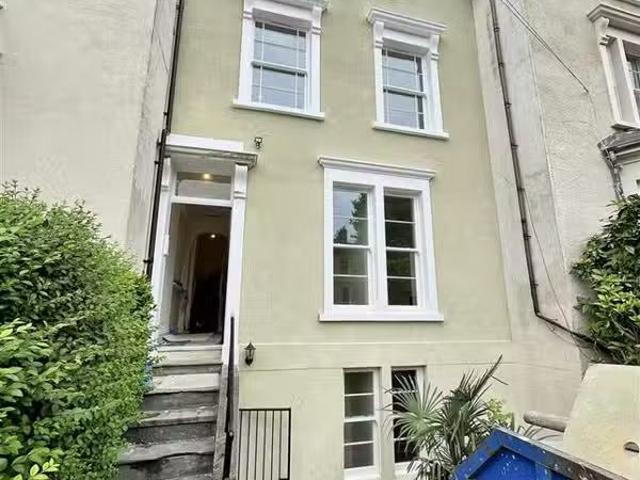 Nice 1 BA 2 bedroom flat for rent in St. Matthews Road, Bristo.
