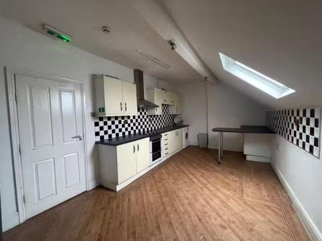 Unique 1 BA 2 bedroom flat for rent in Stratford Road, Sparkhi.