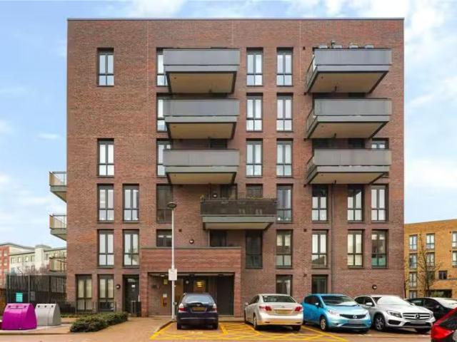 Unique 1 BA 2 bedroom flat for rent in Shackle Court, 6 Gresha.