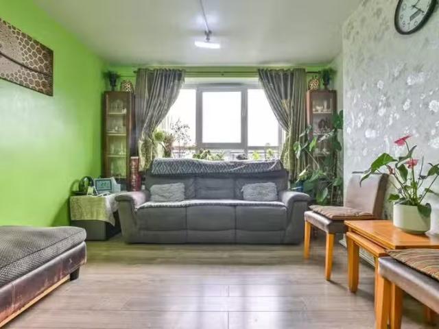 Charming 1 BA 2 bedroom flat for rent in Springfield, Hackney.