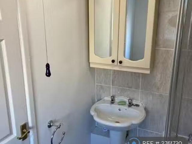 Cozy 1 BA 2 bedroom flat for rent in Tredegar Arms Flats, Mach.