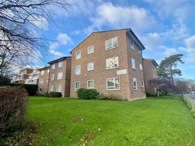 Deal! 1 BA 2 bedroom flat for rent in Westmoreland Road, Broml.