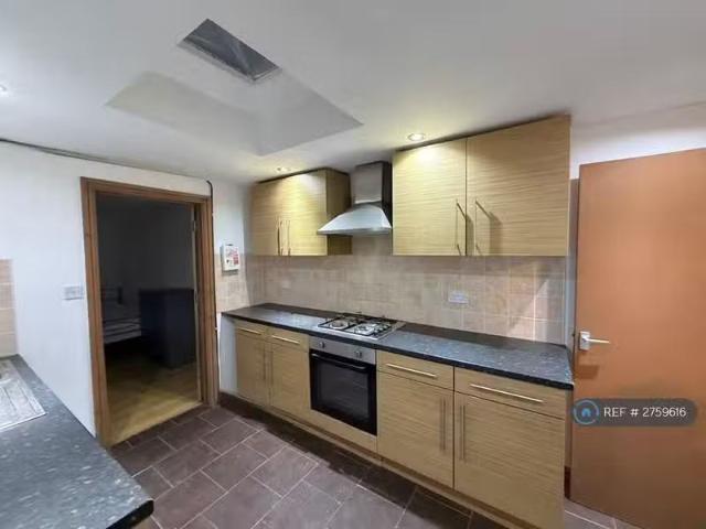 Nice 1 BA 2 bedroom flat for rent in Woodville Road, Cardiff.