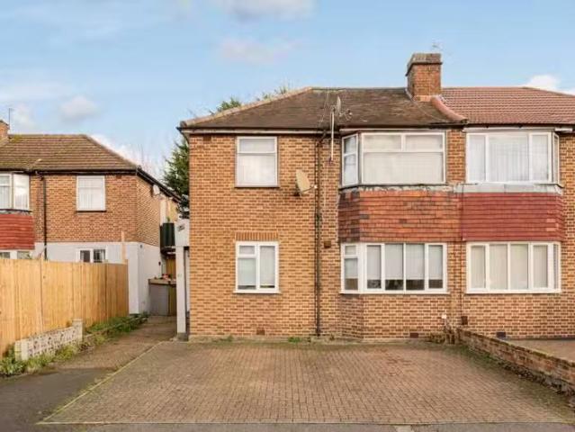 Charming 1 BA 2 bedroom maisonette for rent in Deer Park Garde.