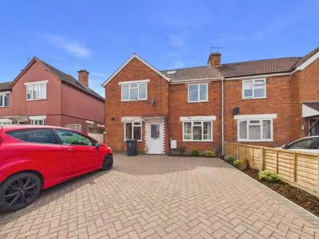 Cheap 1 BA 2 bedroom maisonette for rent in Henley Place, Glou.